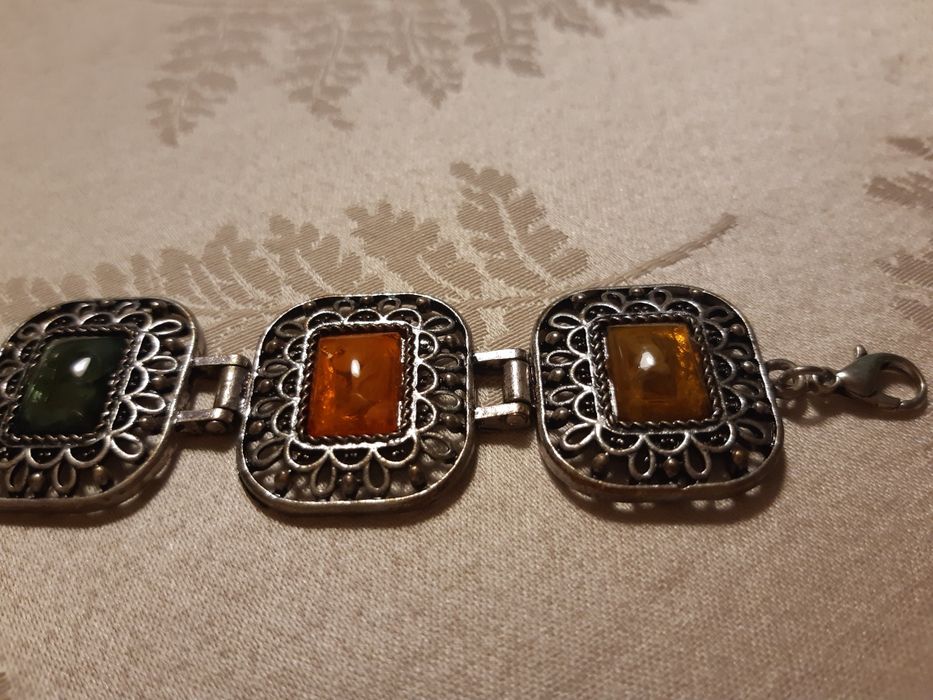 Pulseira metálica com pedras