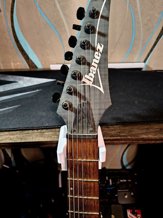 biurkowy stojak na gitarę/ podpórka gitarowa