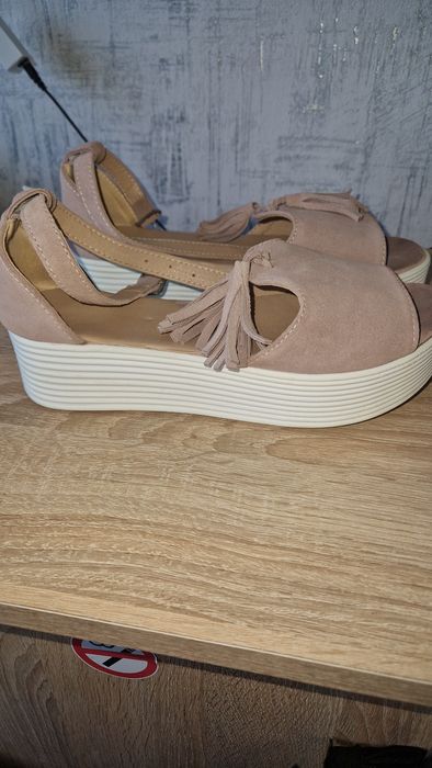 Продам босоніжки на платформі