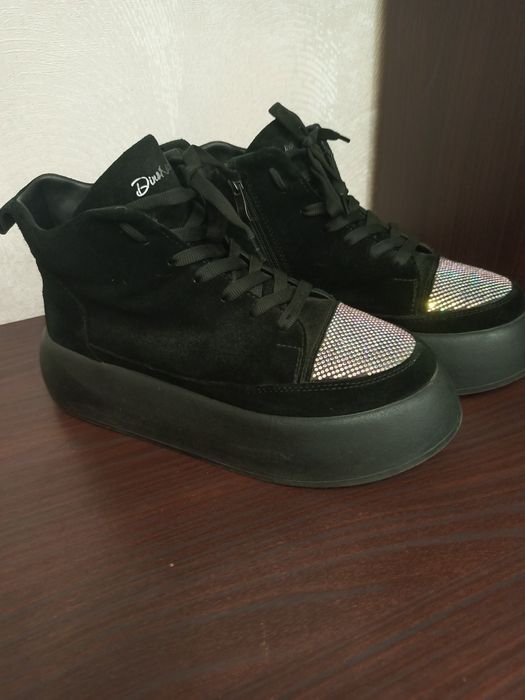 Жіночі стильні ботінки.