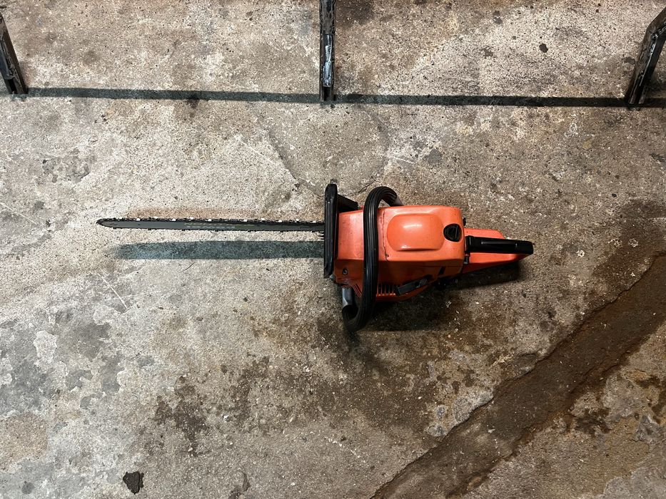 Motoserra a funcionar