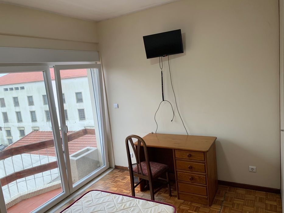 Quarto c/ TV e varanda p/ estudante c/ contrato, ao pé da universidade