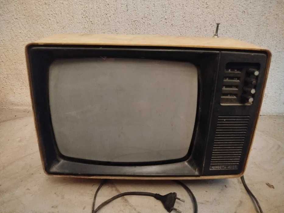 Telewizor przenośny Junost 402WS PRL stan nieznany na części