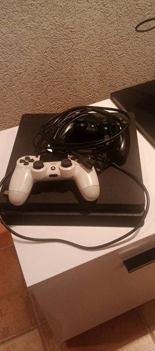 Продам ігрову приставку пс4slim