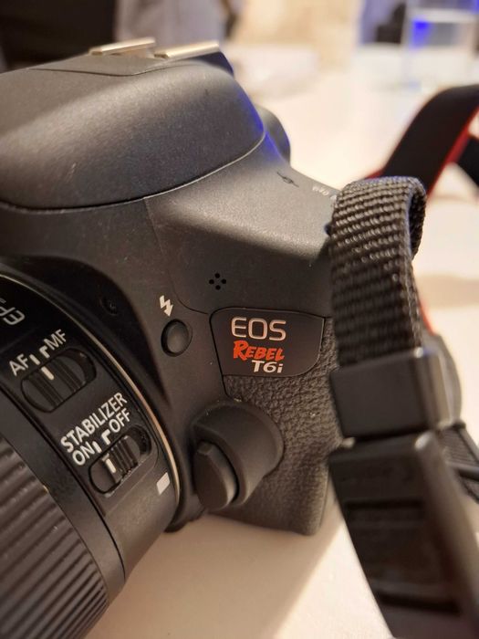 Máquina fotográfica Canon EOS Rebel T61