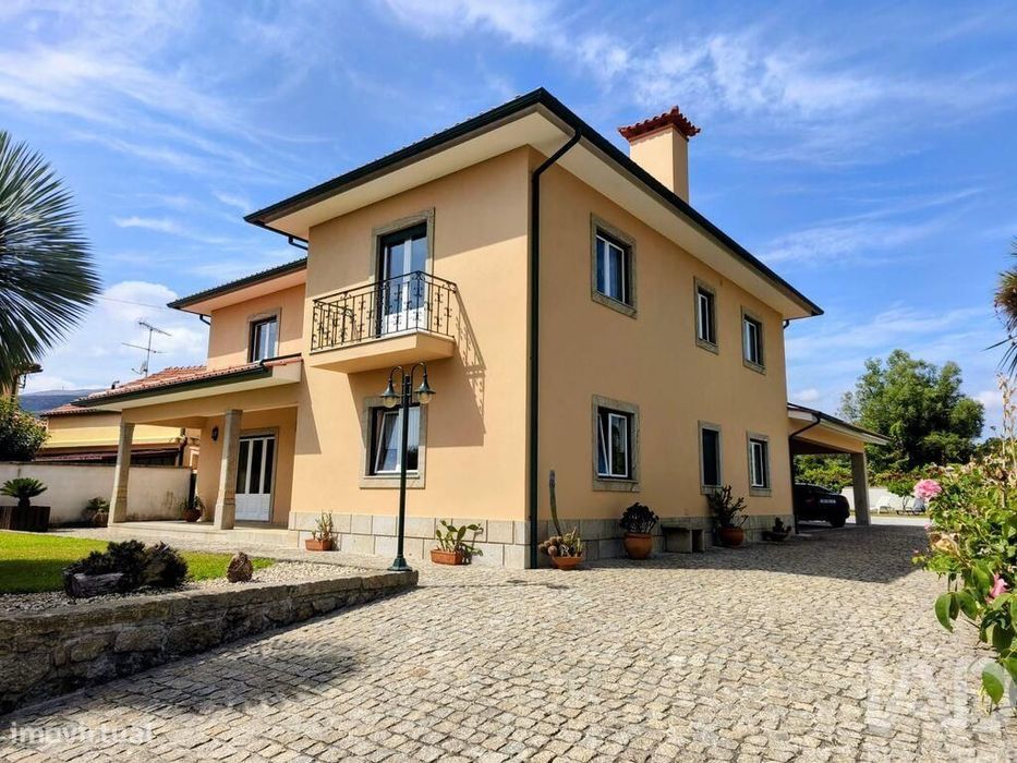 Moradia isolada T5 em São Pedro d'Arcos de 259 m2
