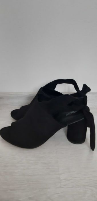 Sandały czarne na słupku