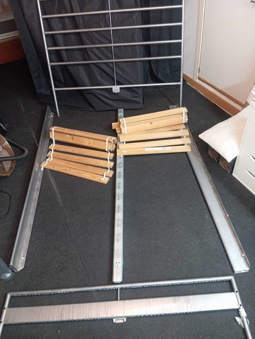 Cama de casal muito resistente e com colchao