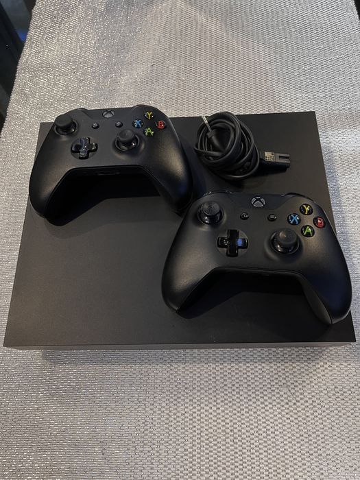 Konsola xbox one x 1tb pamięci z 2 padami + gry