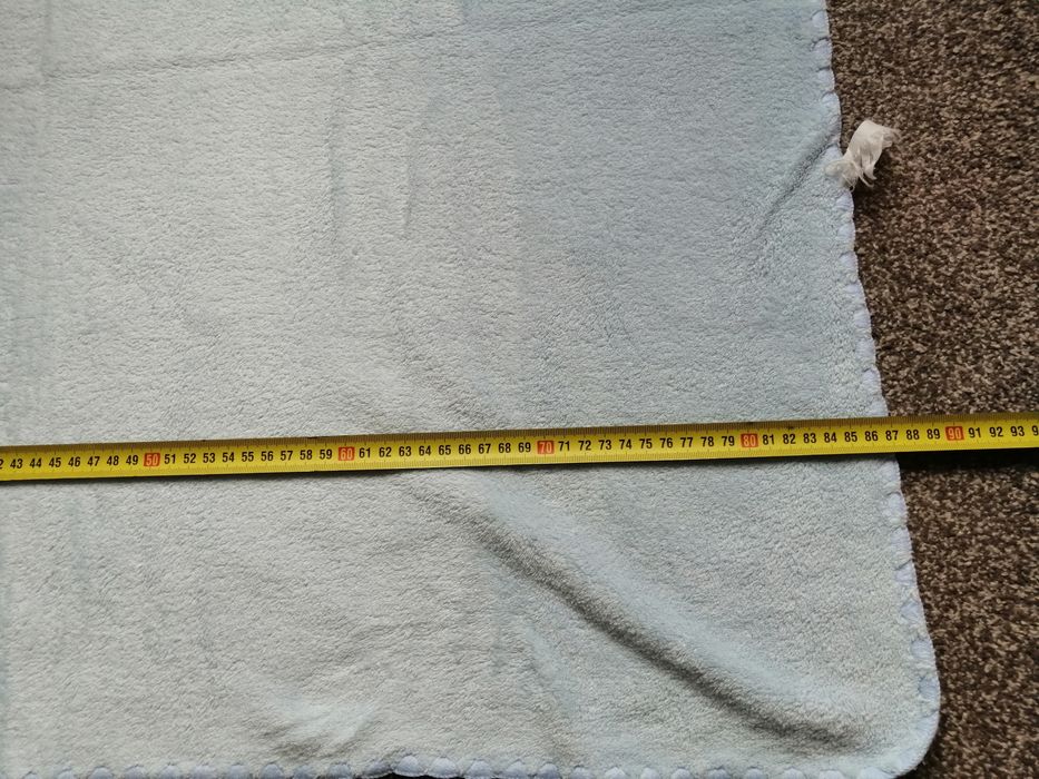 Błękitny cienki kocyk niemowlęcy