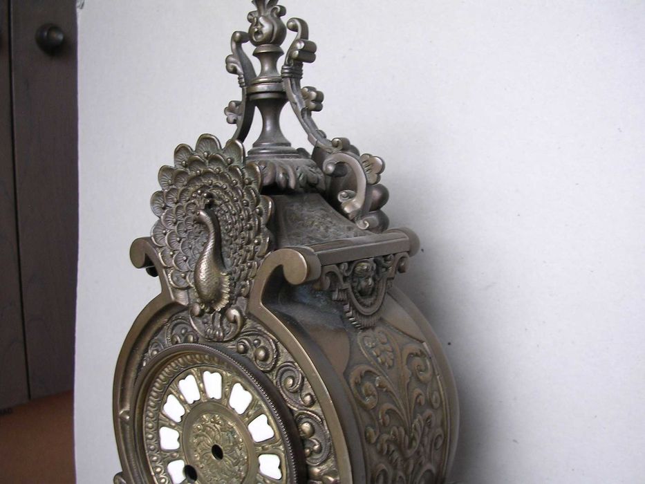 Stary piękny mosiężny zegar kominkowy
