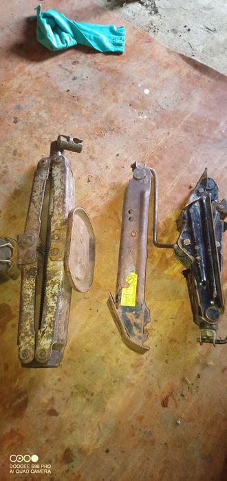 Домкрати часів СССР в робочому стані.