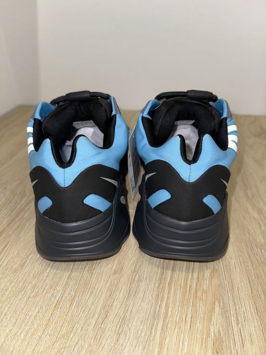 adidas Yeezy Boost 700 MNVN Bright Cyan 42 EU GZ3079