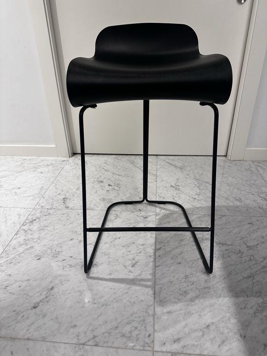 3 bancos de pé alto kristalia modelo BCN preto