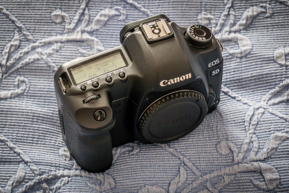 Máquina fotográfica DSLR Canon EOS 5D Mark II