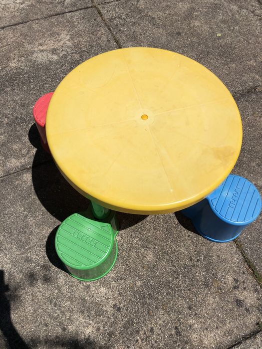 Mesas e cadeiras para crianças