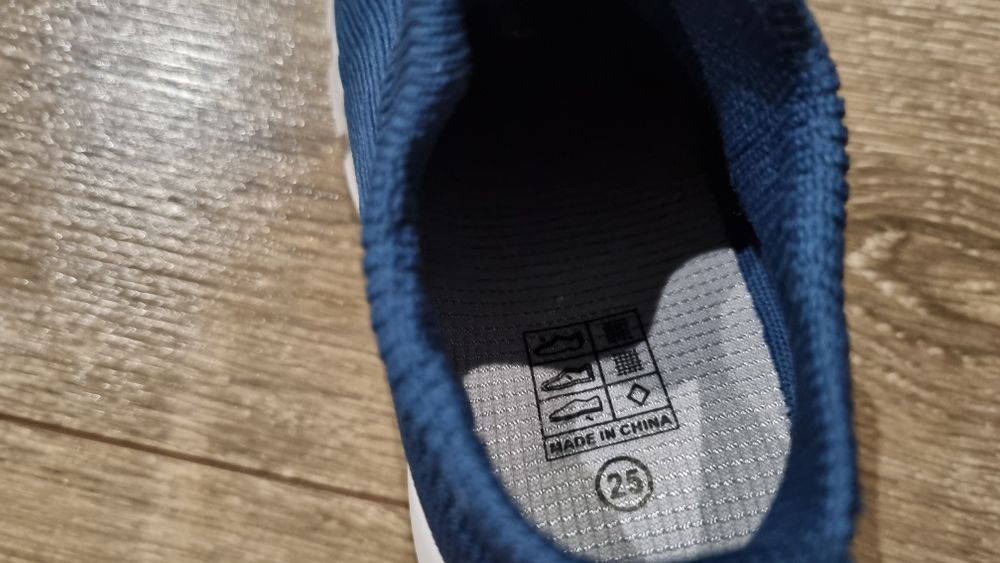 Sneakersy chłopięce wsuwane trampki 25