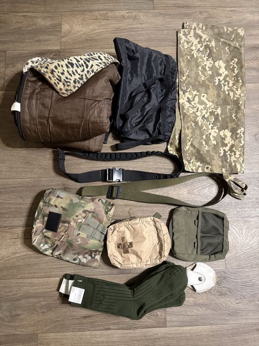 Спальний мішок, сумка скиду, шкарпетки,ремінь,аптечка,чохол кайданок