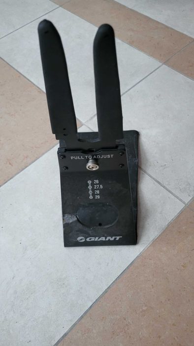 Stojak  GIANT  na rowery  regulowany CZARNY