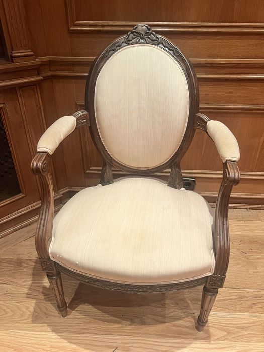 Cadeirão clássico em madeira maçica