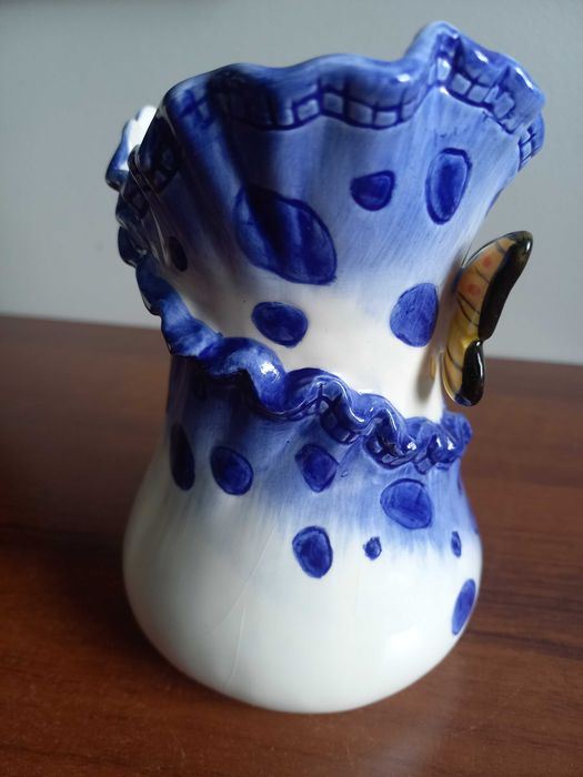 Wazon ceramika porcelana ozdobna z motylem.