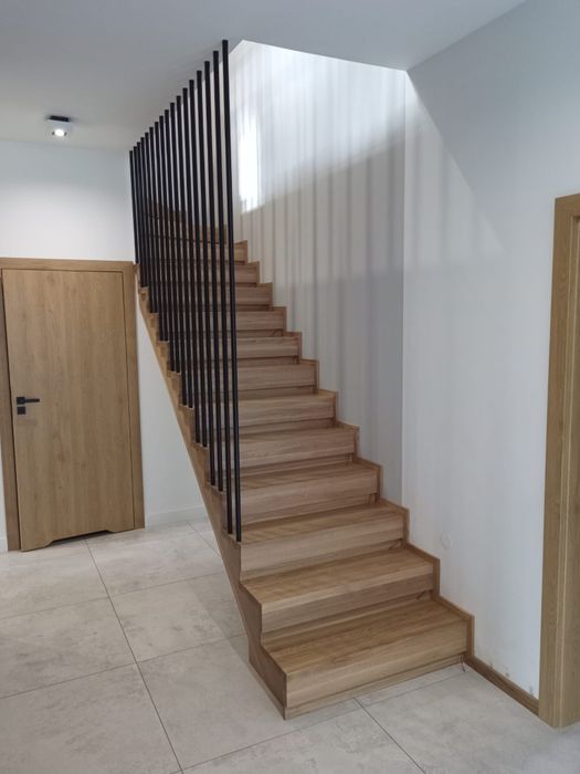Schody drewniane na beton, samonośne, balustrady LOFT