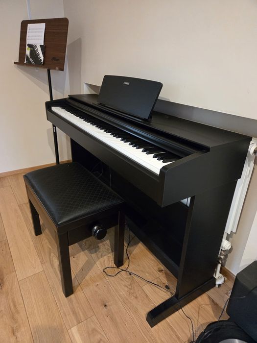 Pianino cyfrowe Yamaha ze stołkiem