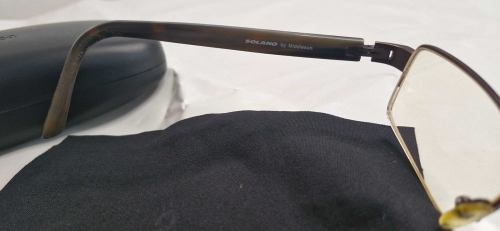 Sprzedam okulary męskie prostokątne Carrera w brązowych oprawkach.