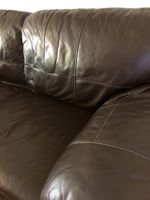 Sofá de pele castanha