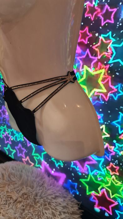 Stringi Victoria's Secret, czarne, błyszczące z gwiazdką rozmiar L/170