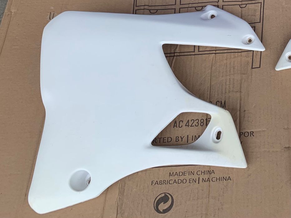 Tampas do depósito e Guarda lamas traseiro Yamaha YZ125 YZ250 96–01