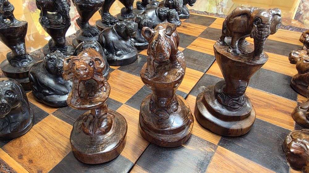 Jogo de Xadrez unico esculpido em madeira