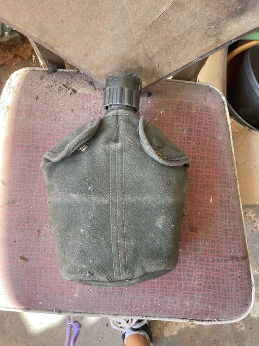 garrafa de água cantil militar antigo