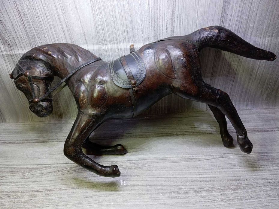 Stara skórzana figurka - KOŃ - 41 cm.