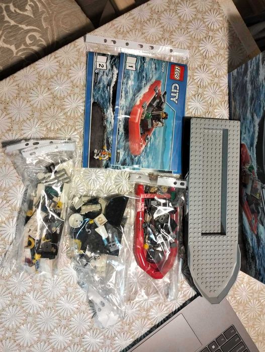 Конструктор LEGO City Поліцейський патрульний катер (60129)