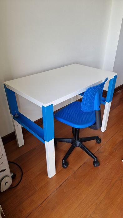 Secretaria e cadeira criança