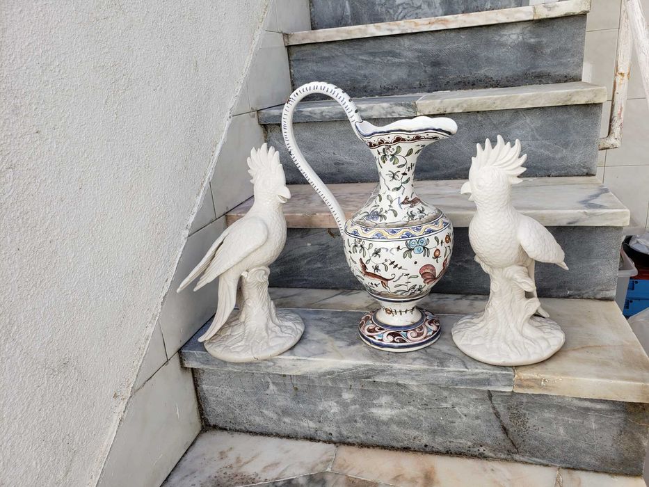 Cântaro pintado à mão e 2 Catatuas grandes em barro vidrado