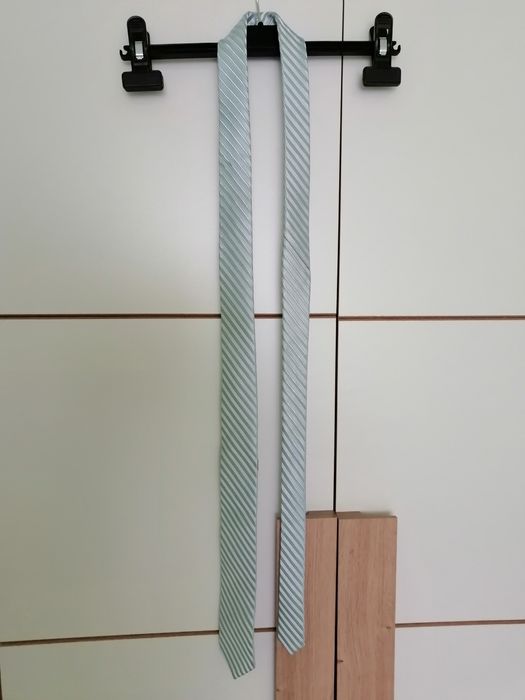 Jasny krawat w paski, wąski 5cm.