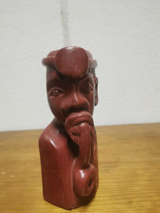 Estatueta em pedra avermelhada... pedra da Calunda.