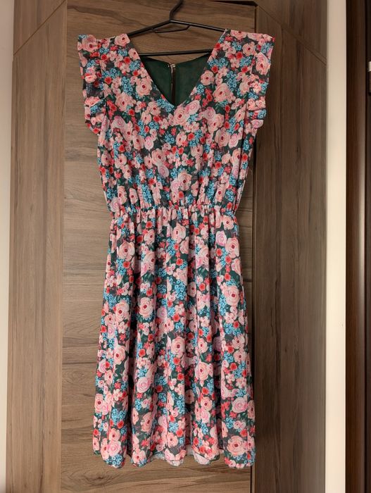 Sukienka na krótki rękaw z gumką w kwiaty z falbankami. Rozm . M / L