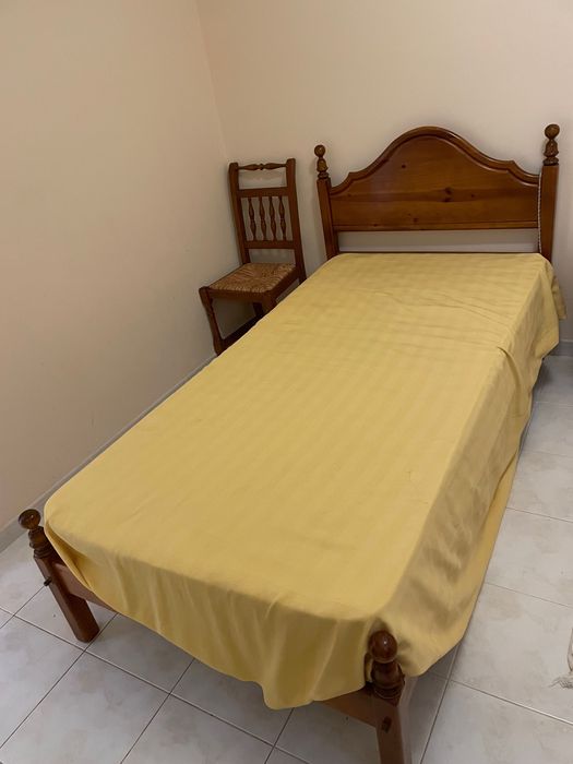 4 Camas individuais em madeira. Oferta de colchão.