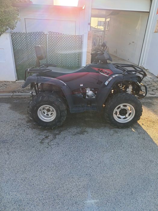 Vendo moto 4x4 com pouco uso e km