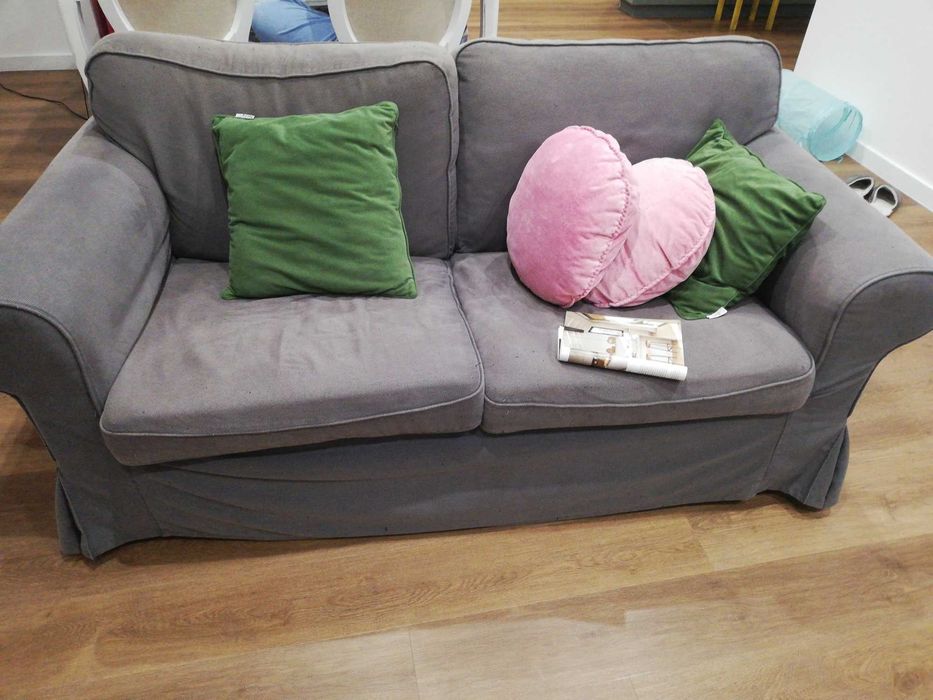 Sofá  com capa cinzento