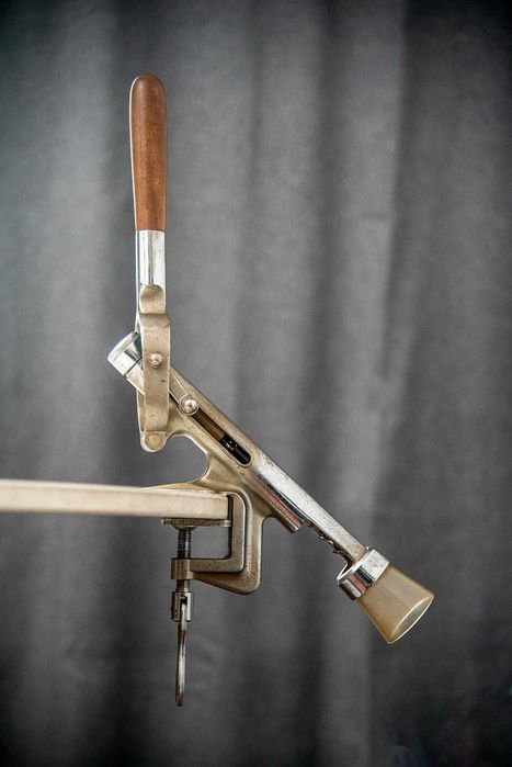 Saca Rolhas de Mesa Antigo em Metal - Abridor de Vinho