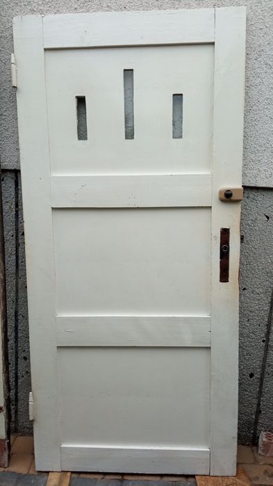 Drzwi wejściowe z doświetleniem w ościeżnicy.