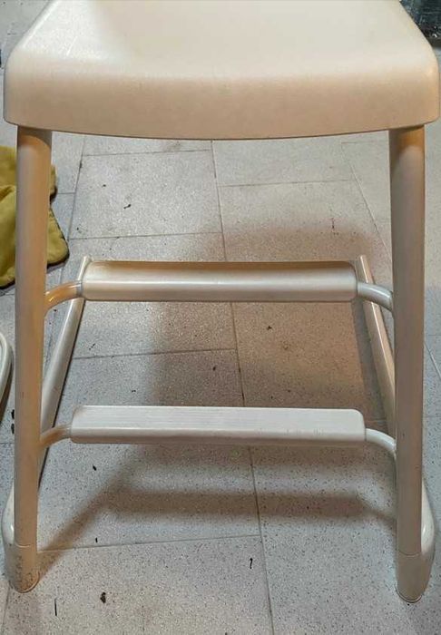 Cadeira alta com tabuleiro