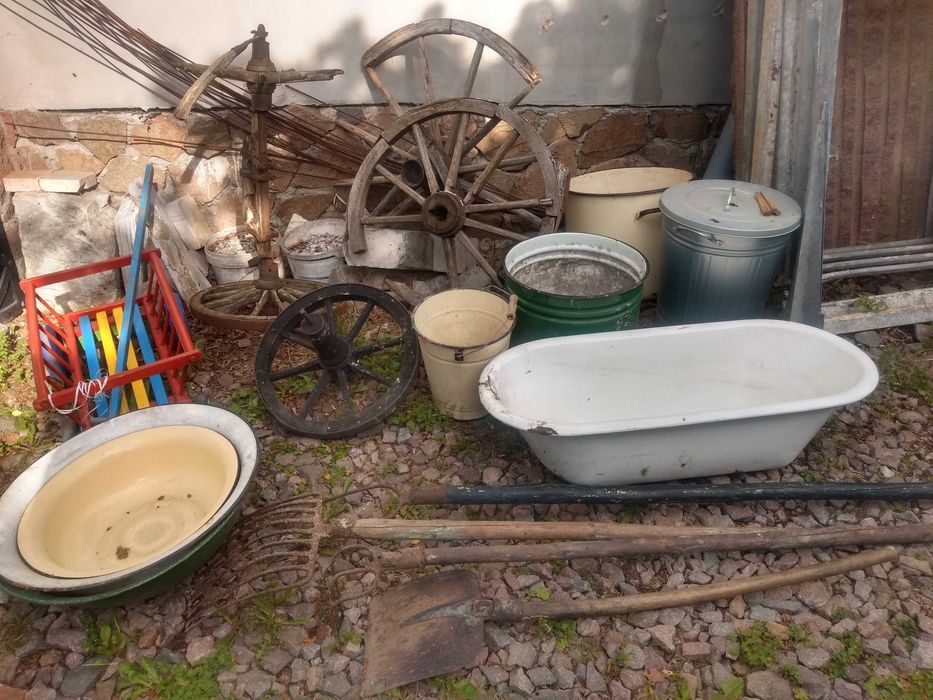 stare, rustykalne elementy dekoracji ogrodowych koło, homonto, beczka