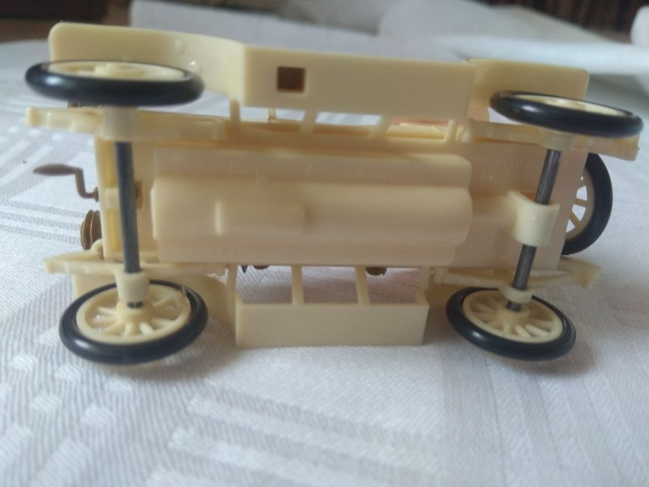 Plastikowe autko z lat 80- tych PRL
