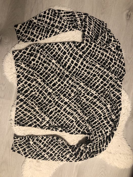 Biało czarny sweterek Calvin Klein