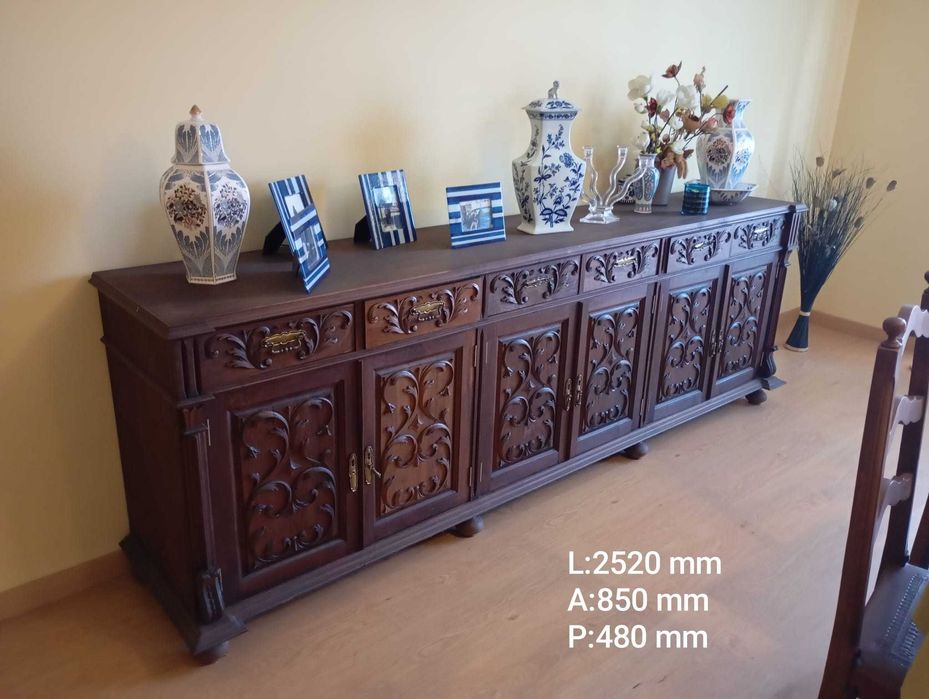 Móvel em madeira maciça, tido trabalhado e bem estimado!